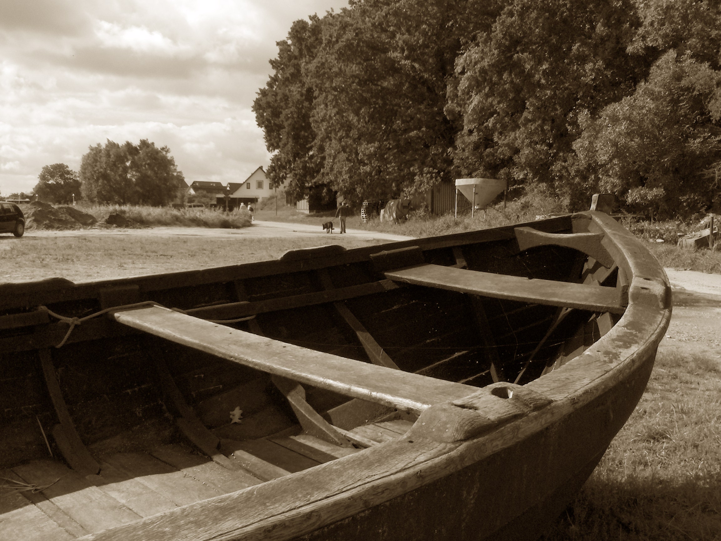 Boot mit Blick auf Dorf am Waldrand 